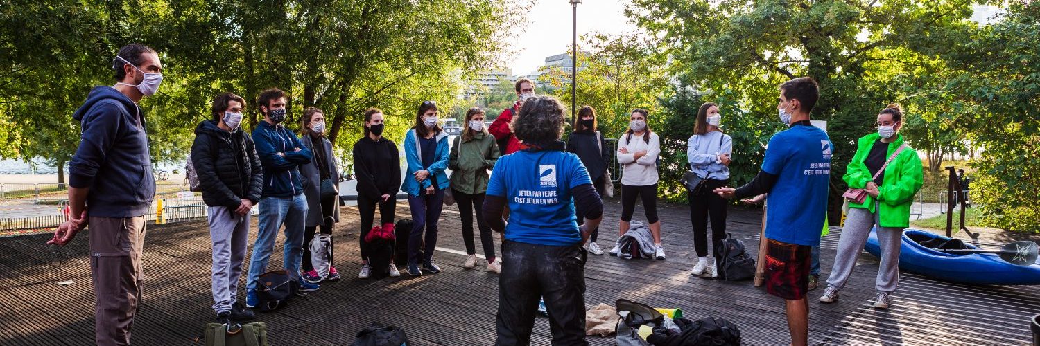 Sèvres, sept 2020, activité ramassage de déchets sur la Seine en Kayak pour l'équipe de Gifts For Change, en partenariat avec Surfrider Fondation